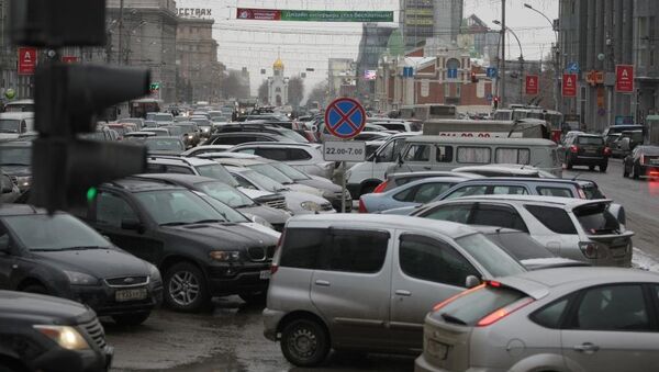 Парковка в центре Красного проспекта не вмещает всех желающих. Архивное фото