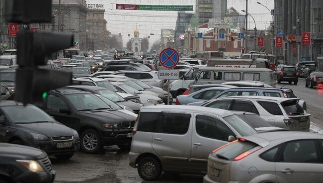 Парковка в центре Красного проспекта архивное фото