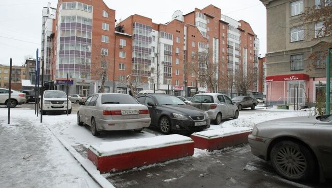 Бетонные блоки разделяют чужих и своих, скоро здесь вырастет забор, событийное фото