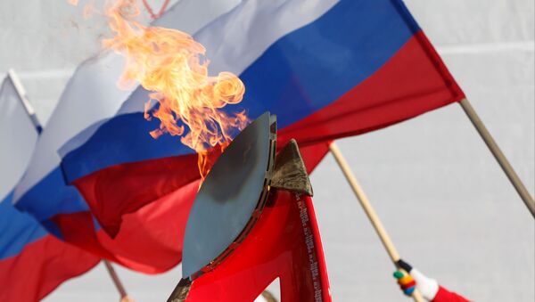 Факел во время Эстафеты олимпийского огня. Архивное фото