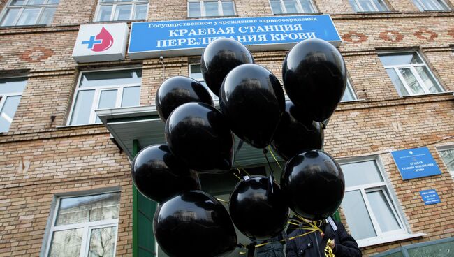 Студенты и полицейские сдают кровь для жертв ДТП во Владивостоке. Фото с места события Студенты и полицейские сдают кровь для жертв ДТП во Владивостоке. Фото с места события