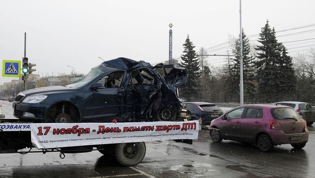 Машина, попавшая под КамАЗ, стала мобильным памятником в Красноярске