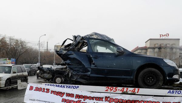 Машина, попавшая под КамАЗ, стала мобильным памятником в Красноярске, событийное фото