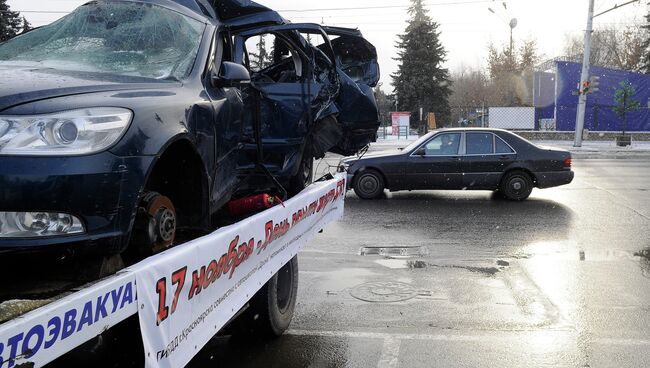 Машина, попавшая под КамАЗ, стала мобильным памятником в Красноярске