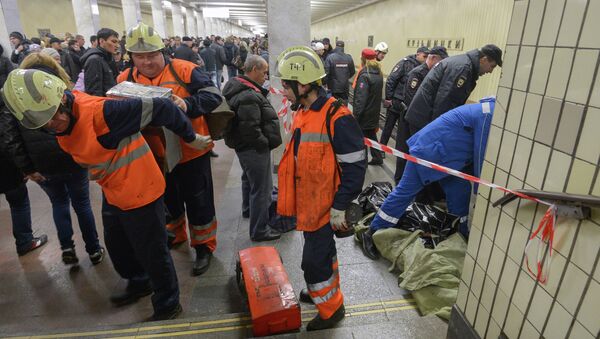 Мужчина бросился под поезд в московском метро. Фото с места события