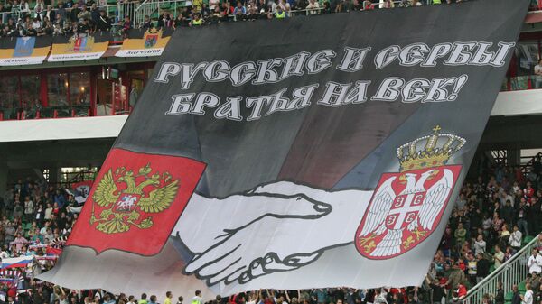 Плакат на матче сборных России и Сербии по футболу