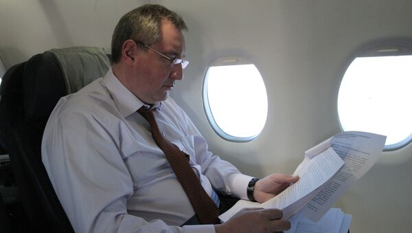 Дмитрий Рогозин в салоне самолета, архивное фото
