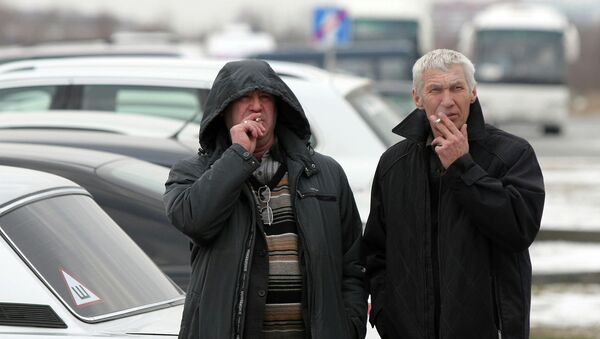 Курильщики на улицах Новосибирска, архивное фото