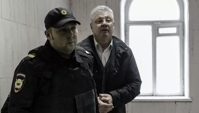Подозреваемый в получении взятки мэр Астрахани Михаил Столяров в Басманном суде Москвы. Фото с места события