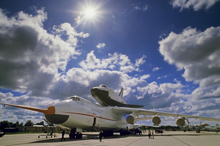 Самолет Ан-225 Мрия с космическим кораблем Буран на внешней подвеске Самолет Ан-225 Мрия с космическим кораблем Буран на внешней подвеске