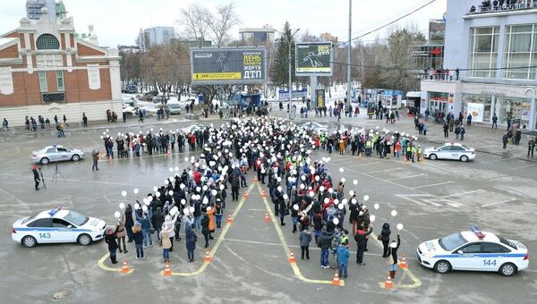 Почти 430 новосибирцев устроили флешмоб в память о погибших в ДТП