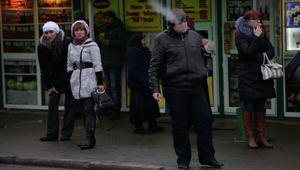 Курильщики на остановке в Новосибирске, 15 ноября