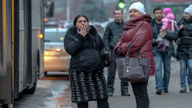Курение на остановке в Новосибирске, 15 ноября Курение на остановке в Новосибирске, 15 ноября