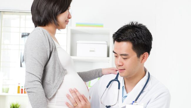 Беременная женщина на приеме у врача. Архивное фото