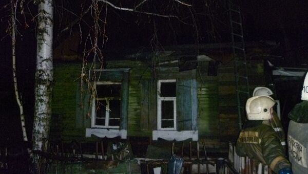 Три человека погибли в сгоревшем деревянном доме в Томске, фото с места событий