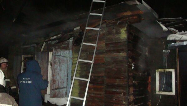 Три человека погибли в сгоревшем деревянном доме в Томске, фото с места событий