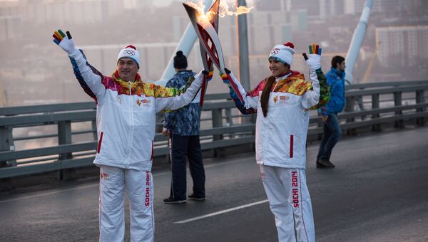 Губернатор Приморья Владимир Миклушевский с олимпийским огнем во Владивостоке