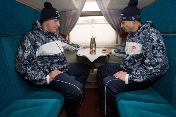 Хранители олимпийского огня в поезде Владивосток - Хабаровск