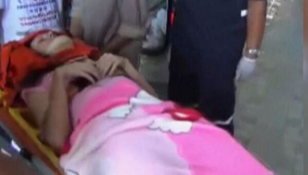 Россиян на носилках заносили в больницу после ДТП с туристами в Таиланде