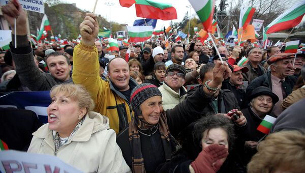 Десятки тысяч человек митингуют на улицах в Болгарии