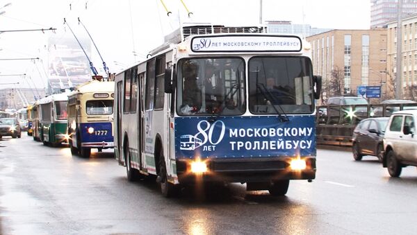 Ретротроллейбусы колонной проехали по Москве в честь 80-летия первого маршрута