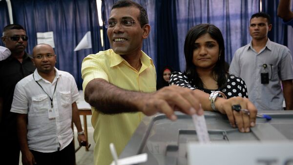 Мохаммед Нашид голосует на выборах президента Мальдив