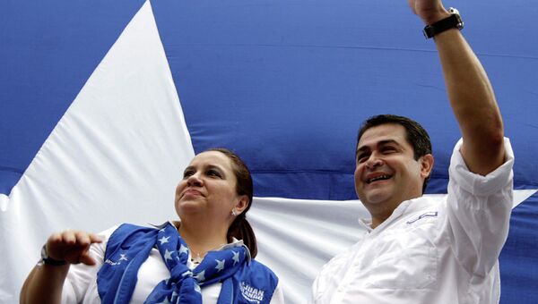 Кандидат от правящей партии Гондураса на пост президента Хуан Эрнандес с супругой. Архивное фото