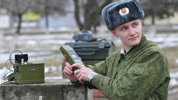 Российский военнослужащий работает с прибором ГЛОНАСС. Архивное фото