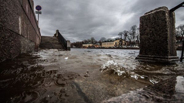 Петербургу угрожает наводнение из-за подъема воды в Неве и каналах. Архивное фото