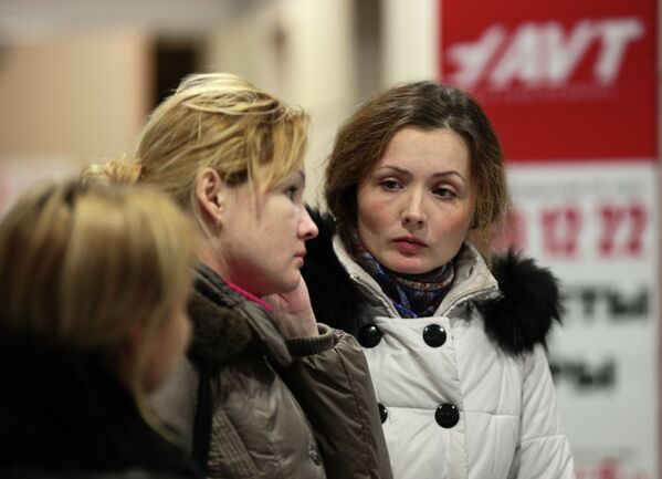 Скорбящие люди в аэропорту Казани, где при посадке разбился летевший из Москвы пассажирский самолет Боинг 737