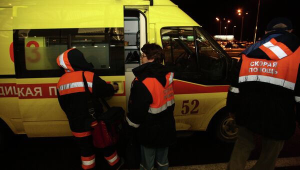 Сотрудники скорой медицинской помощи в аэропорту Казани