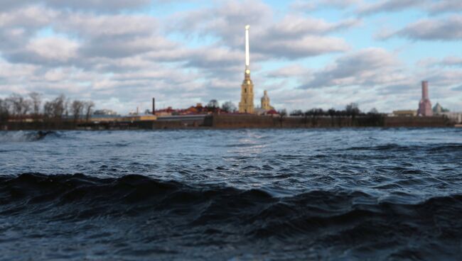 Штормовое предупреждение в Петербурге, архивное фото.