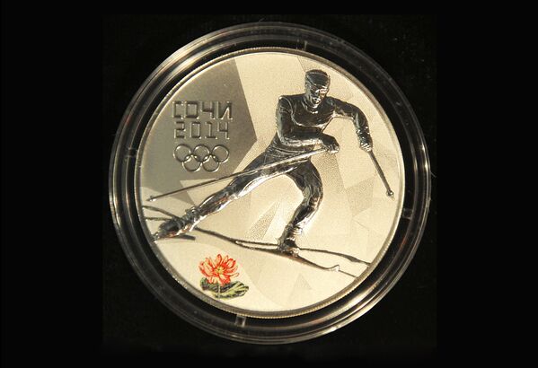 Памятная монета Лыжные гонки, представленная на презентации третьей и четвертой серий монетной программы Сочи 2014