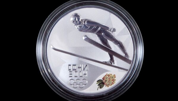 Юбилейная монета, посвященная XII олимпийским зимним играм и XI паралимпийским зимним играм 2014 года. Архивное фото