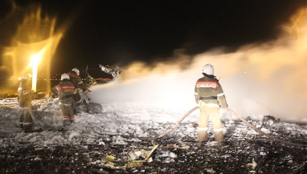 Сотрудники МЧС работают на месте крушения самолета Боинг 737 авиакомпании Татарстан, фото с места событий