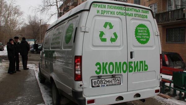 Экомобиль на дежурстве возле ЖЭУ №4 в Новосибирске, событийное фото