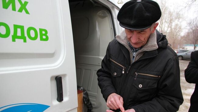 Евгений Мальзам пересчитывает батарейки, событийное фото Евгений Мальзам пересчитывает батарейки, событийное фото