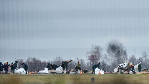 Сотрудники МЧС и правоохранительных органов работают на месте крушения самолета Boeing 737 авиакомпании Татарстан, фото с места события