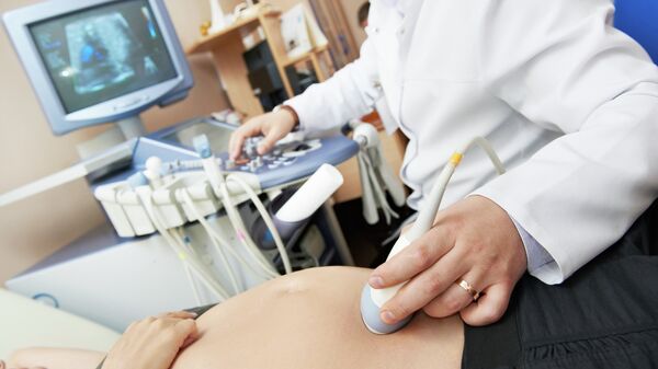 Беременная женщина на приеме у врача, архивное фото