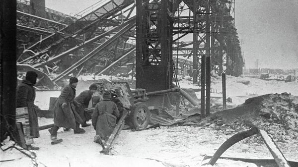 Артиллеристы ведут огонь в районе завода Красный Октябрь в Сталинграде, архивное фото