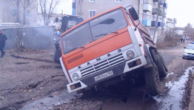 Грузовой автомобиль КамАЗ провалился под асфальт под Самарой. Фото с места события