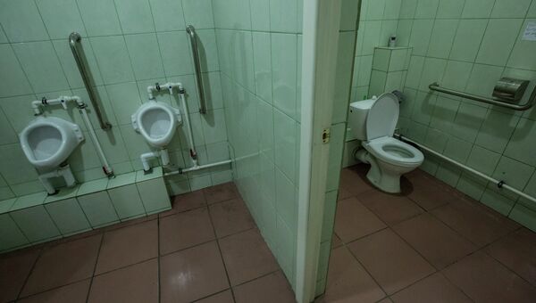 Общественный туалет в центре Владивостока. Архивное фото