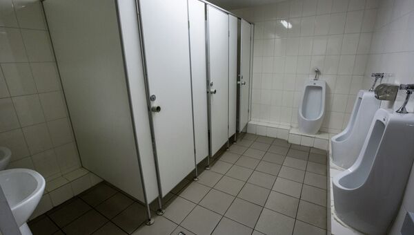 Общественный туалет, архивное фото