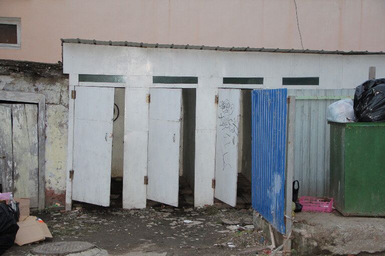 Туалет во дворе в центре Владивостока