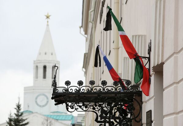 Приспущенные флаги России и Республики Татарстан на одном из зданий Казани в память о погибших в авиакатастрофе самолета Boeing 737