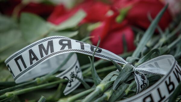 Цветы у входа в международный аэропорт Казань в память о погибших в авиакатастрофе самолета Boeing 737