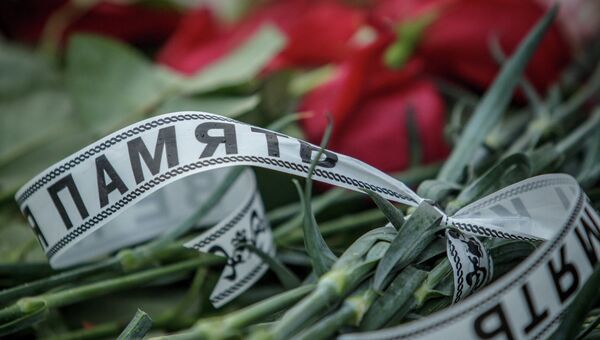 Цветы у входа в международный аэропорт Казань в память о погибших в авиакатастрофе самолета Boeing 737