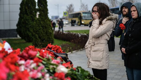 Жители Казани кладут цветы у входа в международный аэропорт Казань в память о погибших в авиакатастрофе самолета Boeing 737