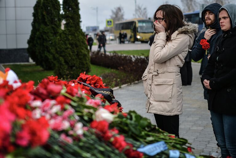 Жители Казани кладут цветы у входа в международный аэропорт Казань в память о погибших в авиакатастрофе самолета Boeing 737