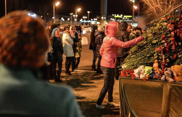Жители Казани кладут цветы у входа в международный аэропорт Казань в память о погибших в авиакатастрофе самолета Boeing 737